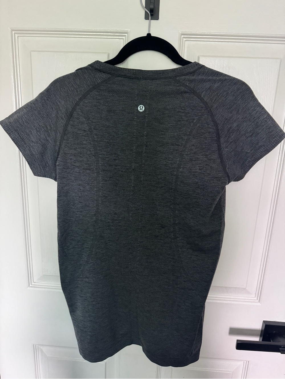 lululemon athletica Men’s Heathered Charcoal Short Sleeve Tee